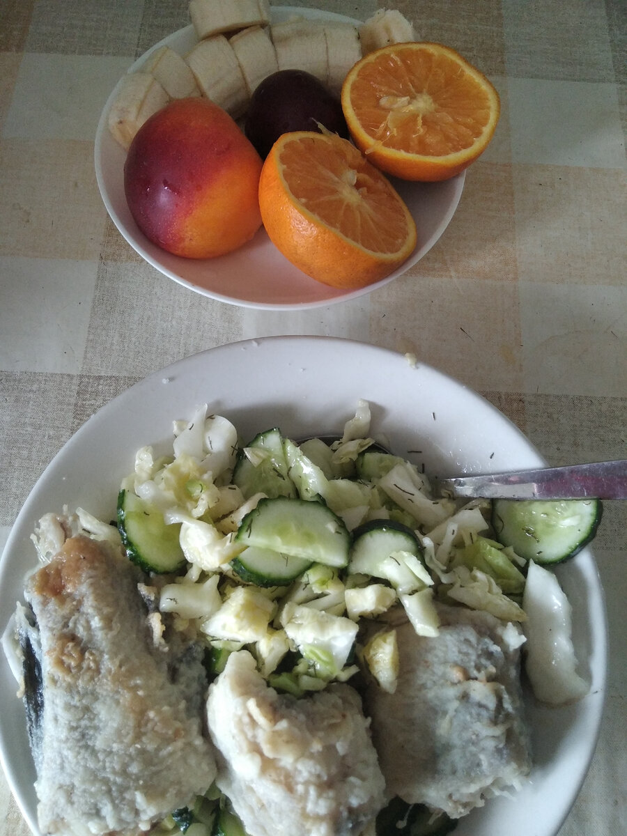 Минтай жареный с салатом из огурцов и свежей капусты,фрукты