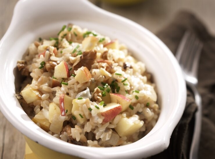 Десерт из риса, яблок и изюма