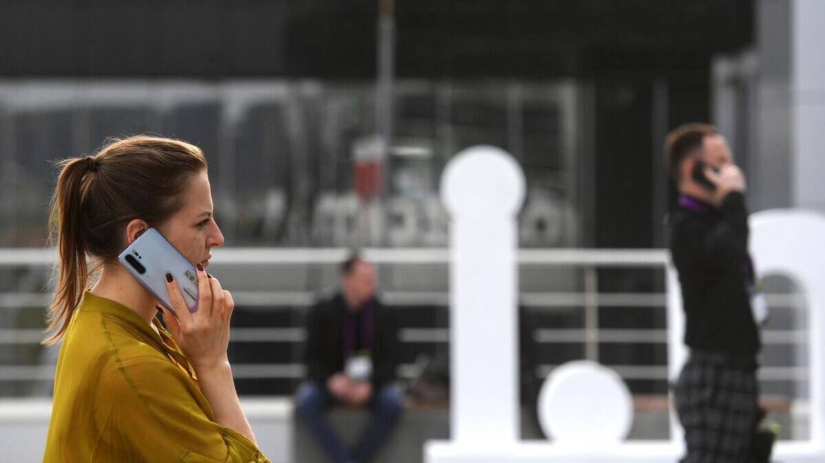    Девушка разговаривает по мобильному телефону© РИА Новости / Кирилл Каллиников