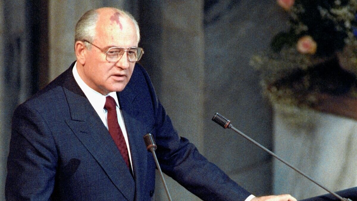    Лауреат Нобелевской премии мира за 1990 год президент СССР Михаил Сергеевич Горбачев выступает с традиционной Нобелевской лекцией в Осло© РИА Новости / Сергей Гунеев
