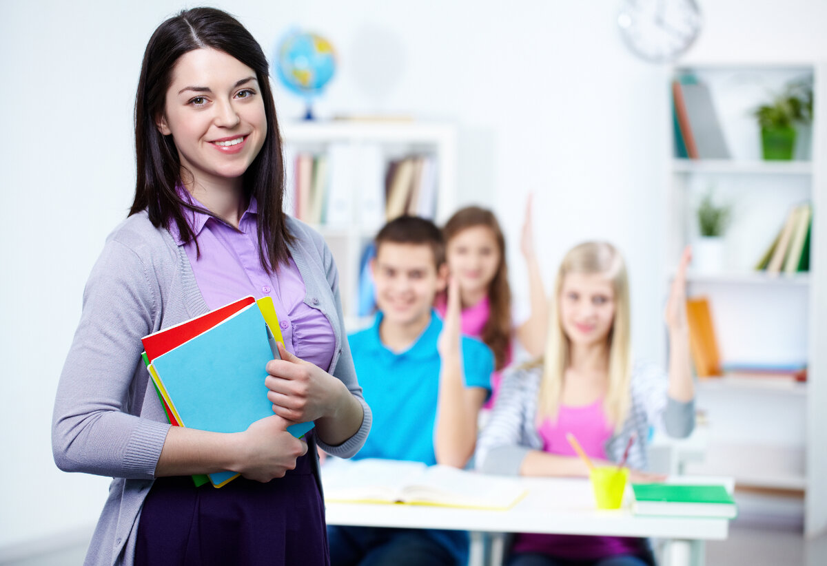 <a href="https://ru.freepik.com/free-photo/happy-teacher-with-students-background_864157.htm#query=%D1%83%D1%87%D0%B8%D1%82%D0%B5%D0%BB%D1%8C&position=2&from_view=search">Изображение от pressfoto</a> на Freepik