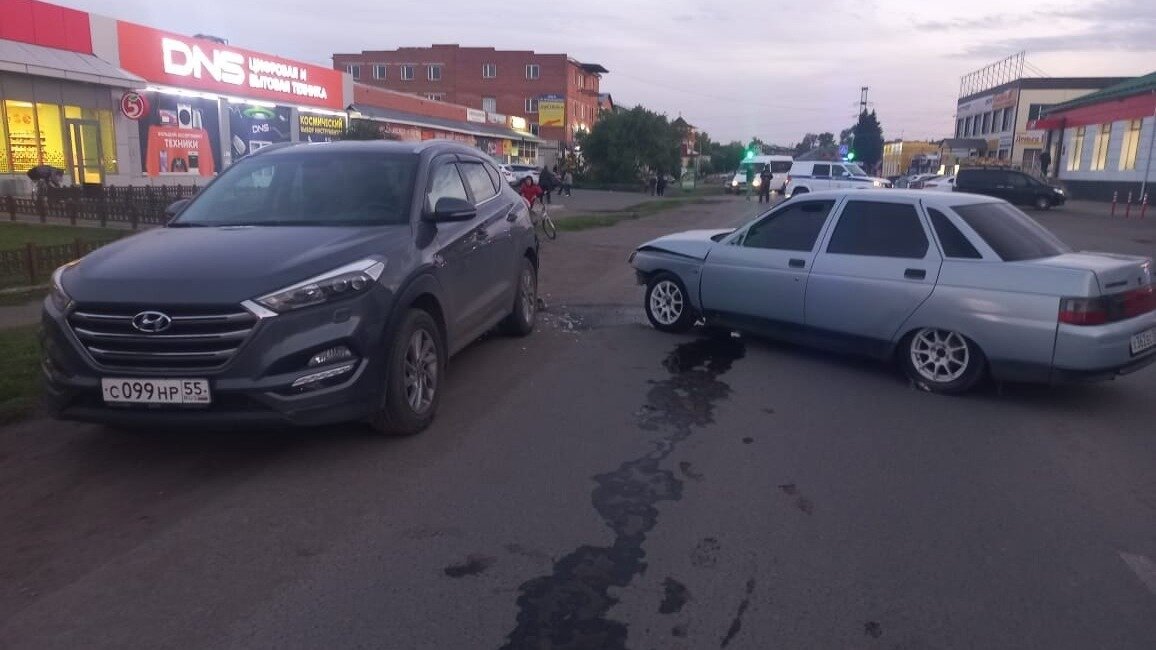     Женщина переходила дорогу в неположенном месте.