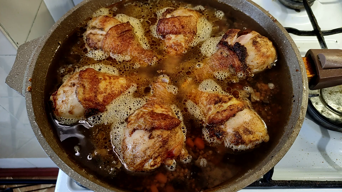 Гречка с курицей и овощами на сковороде - Лайфхакер