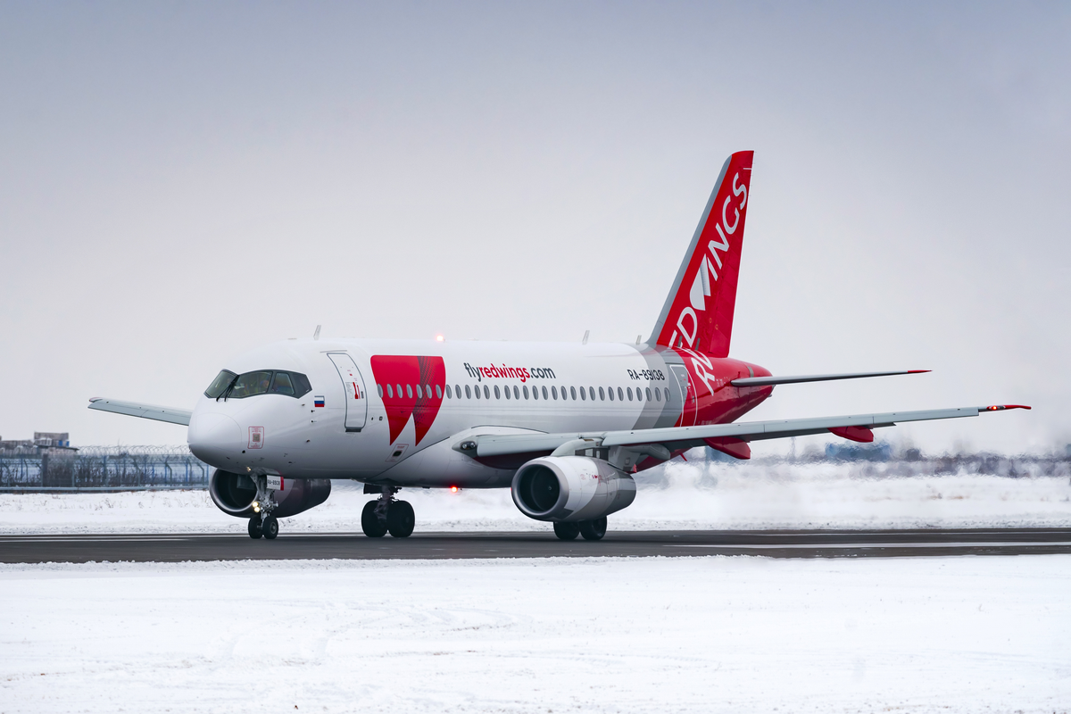 Рейсы авиакомпании red wings. Боинг 737 ред Вингс. Red Wings самолет SSJ. Авиакомпания Рэд Винкс. Ред Вингс 777.