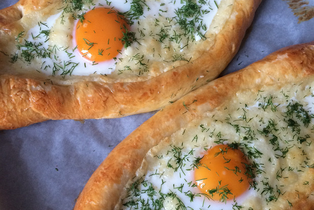 Хачапури с сыром и яйцом фото