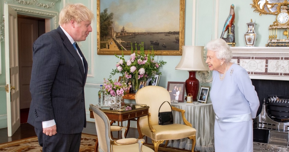 Королева Елизавета демонстрирует фотографию принца Гарри и Меган Маркл в Букингемском дворце 