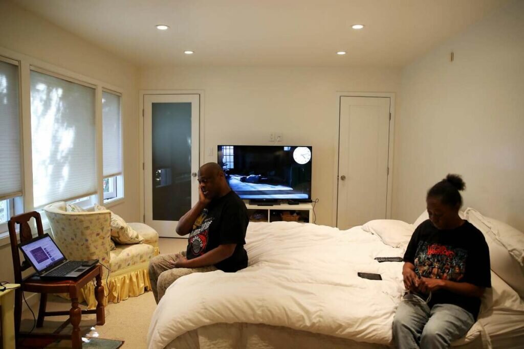 Грег Данстон и Мари Маккинзи отдыхают в своей квартире в Пьемонте, штат Калифорния. Фото: Yalonda M. James / The Chronicle / https://www.sfchronicle.com/