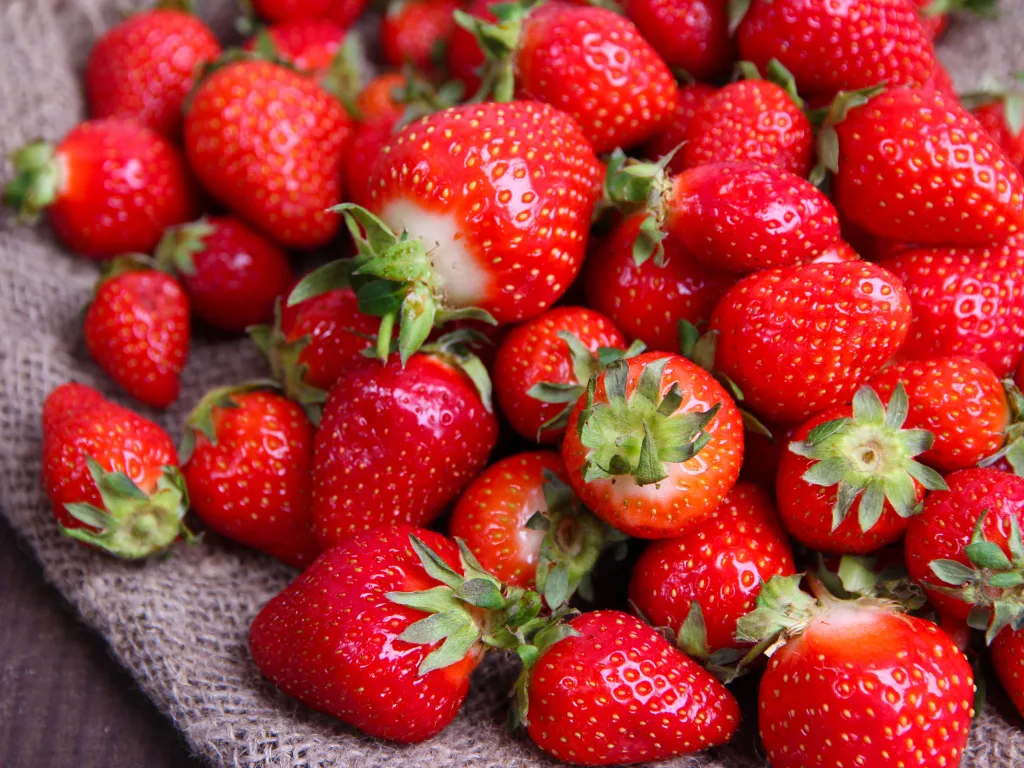 Ягоды клубники нужно промыть и очистить от листвы,  изображение взято из открытых источников в сети интернет