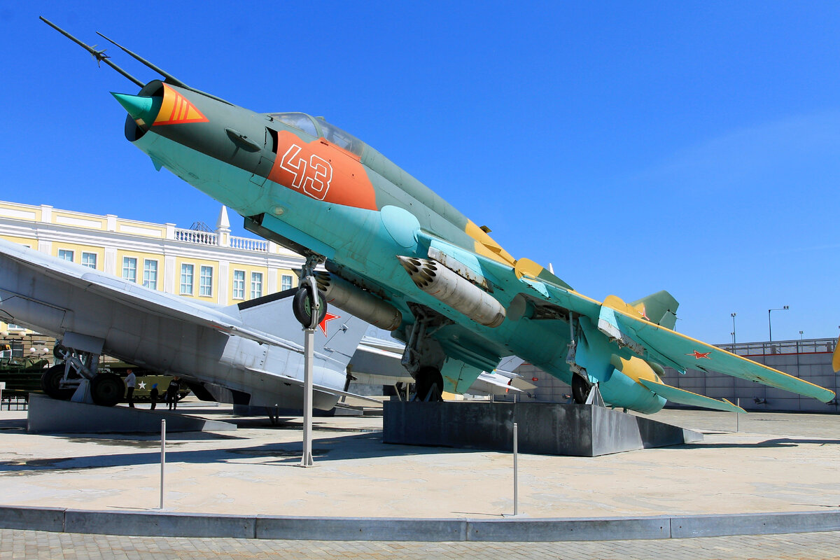 Особенно "эпично" смотрятся боевые самолёты, которые являются настоящим украшением экспозиции. На снимке – истребитель-бомбардировщик Су-17