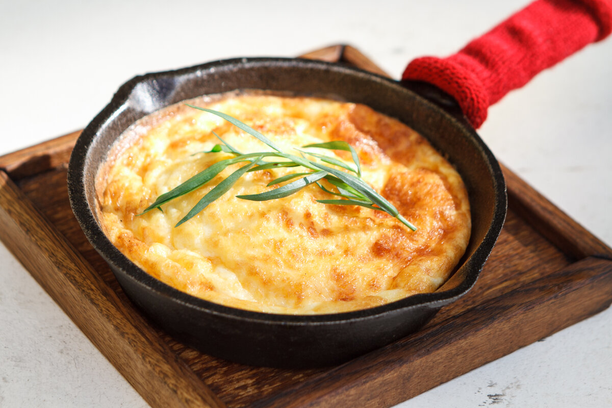 Запеченный картофель "гратен дофинуа". Картофель гратен дофинуа. Картофель тушеный в молоке. Картофельная запеканка гратен. Картофельная запеканка с молоком.