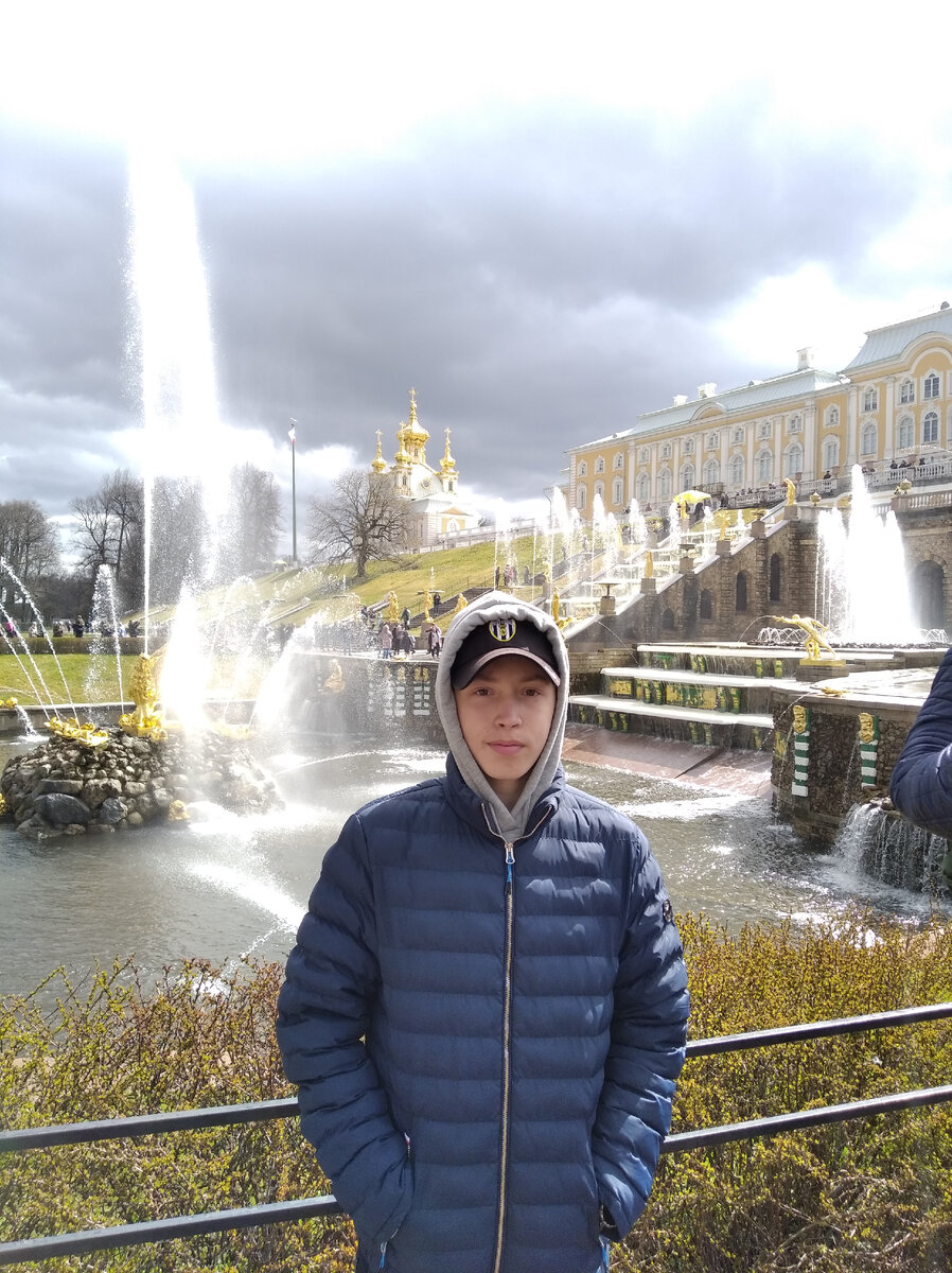 В Петергофе.