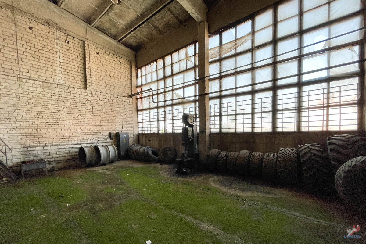 Этот заброшенный завод много лет стоит без охраны. Внутри - куча ...