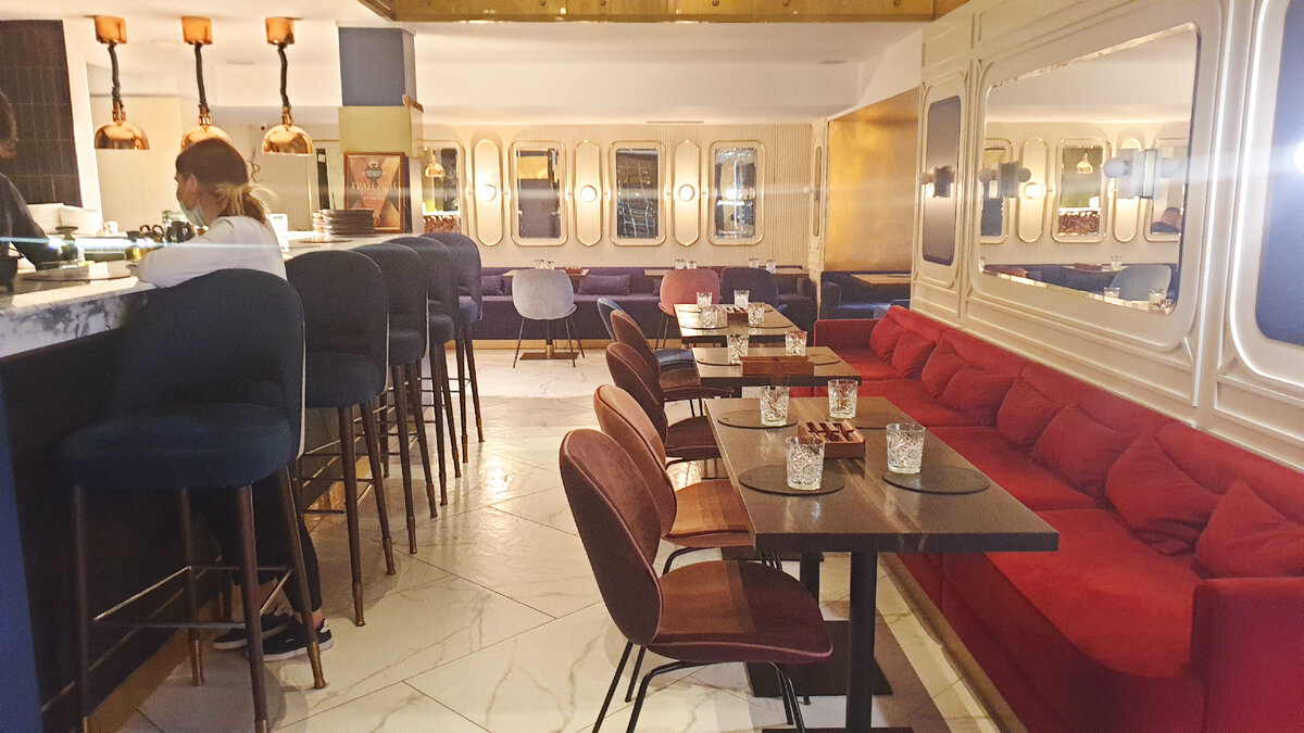 Зона возле бара на первом этаже