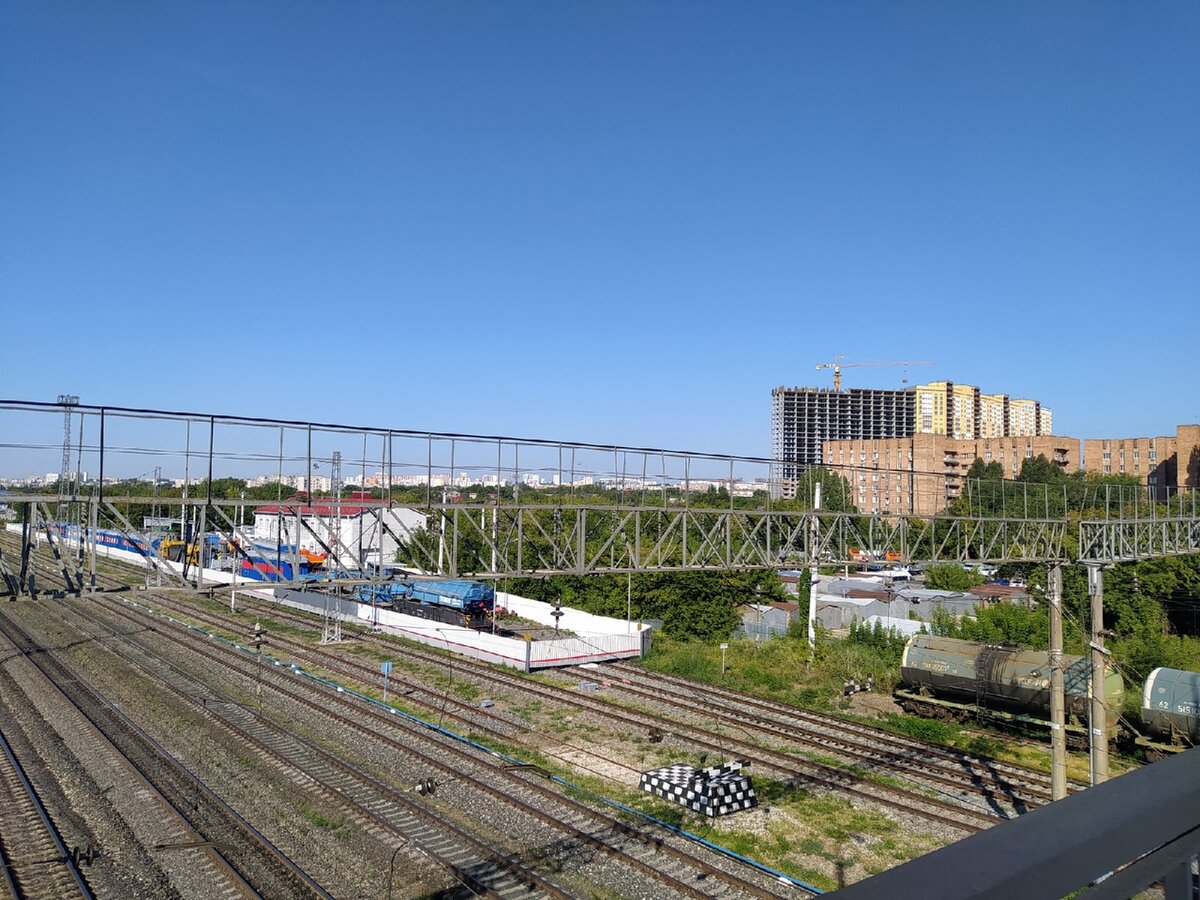 Вид на город с Кировского моста: ж/д пути, гаражи и ЖК Рекорд, фото из личного архива