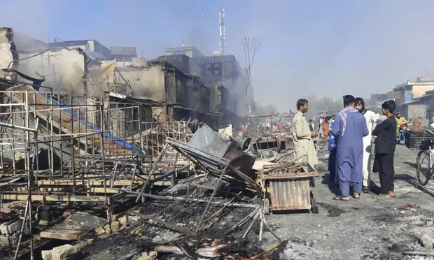 Афганцы осматривают поврежденные магазины после столкновений между талибами и афганскими силами безопасности в Кундузе. Фото: Абдулла Сахил / AP.