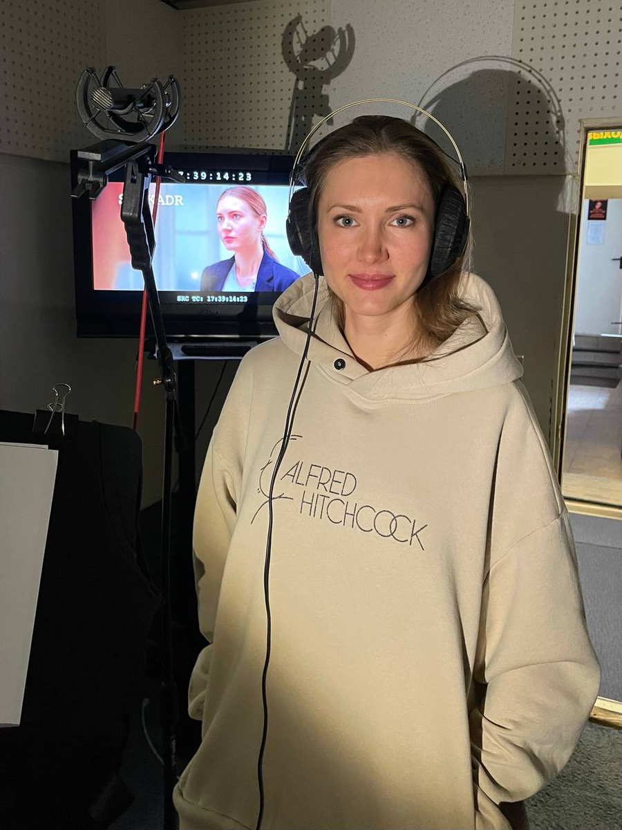 Анна Мельникова играет следователя РОВД, капитана юстиции Настю Милованову. На озвучке.
