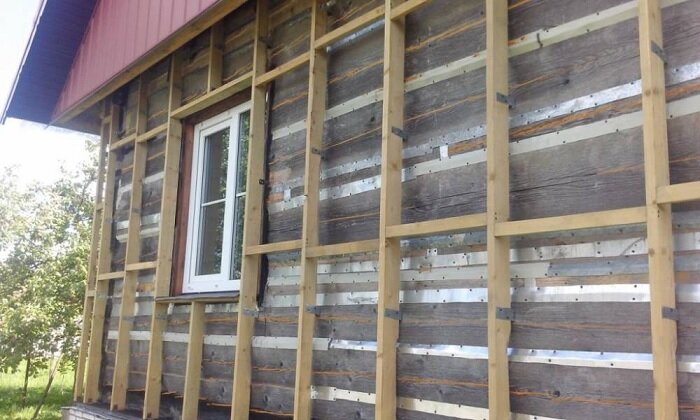 При утеплении деревянного дома всегда возникает множество вопросов, на которые с уверенностью может ответить только профессионал. Но если не хочется тратить лишние деньги и подобрать наилучшее решение самостоятельно, то подборка актуальных советов от Novate.ru поможет с этим как нельзя лучше. С ними дом, который уже давно пропускает холод, перестанет беспокоить сквозняками и дискомфортом, а станет максимально уютным и надежным.