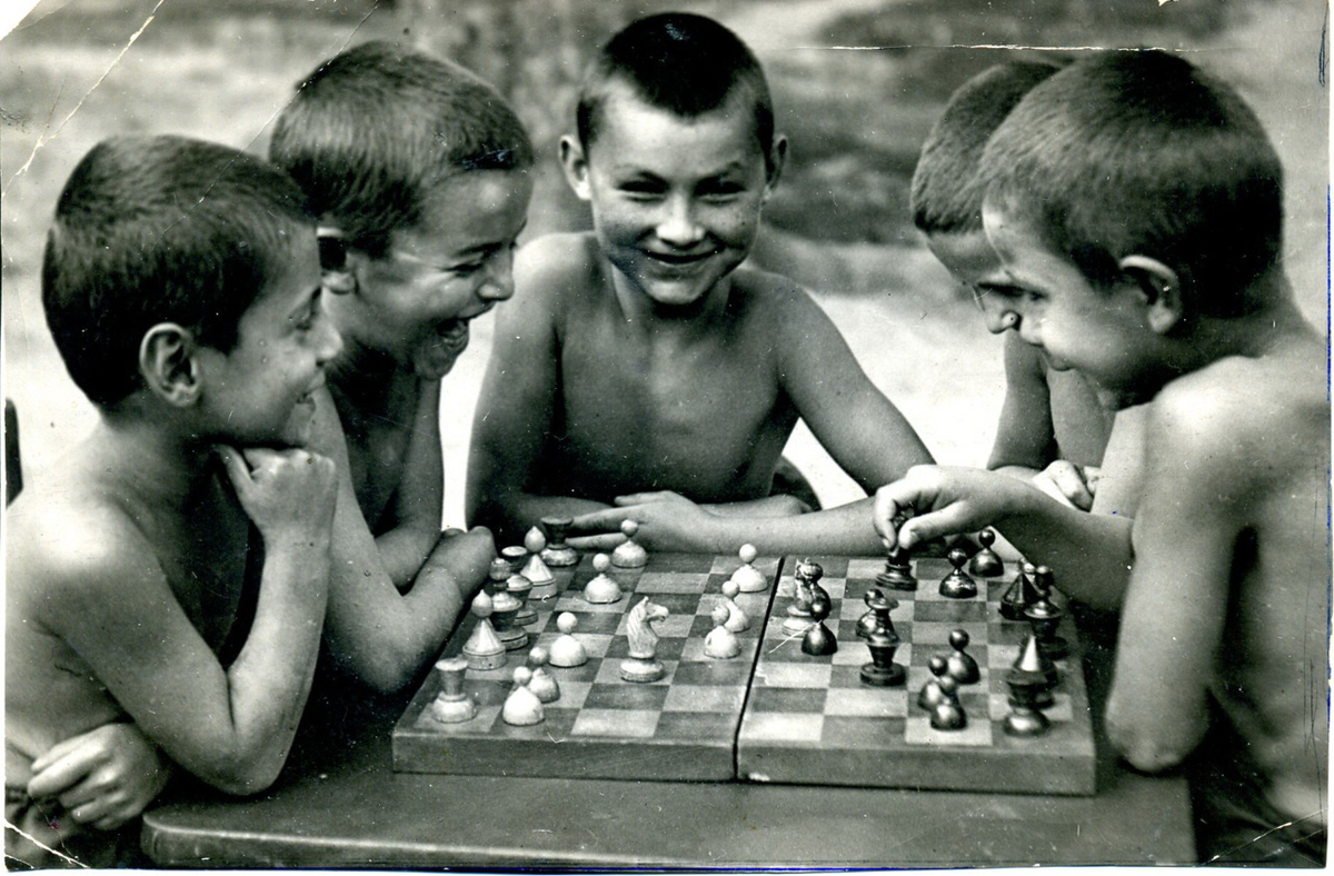 Только в 1933-1937 гг. открылось более 20 тыс. школ. Не говоря уже про секции, кружки, дворцы пионеров и проч. Вдумайтесь в эти цифры.