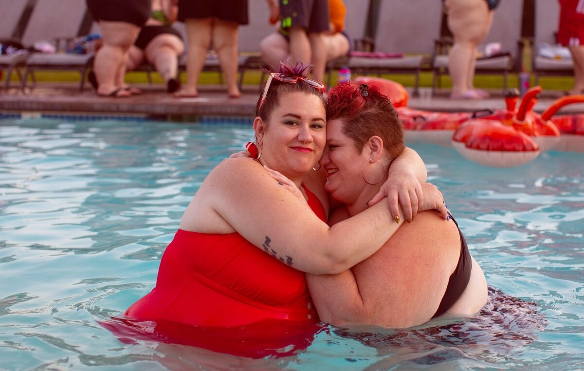 Чтобы его партнер достиг желаемого размера, фидер допускает различные уловки. Прежде всего, он тщательно маскирует свое желание накормить любовью и заботой. 