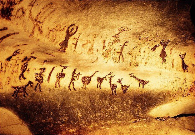 Жемчужина пещеры – наскальная роспись, выполненная прямо на поверхности, покрытой гуано летучих мышей. Росписи многослойные, здесь представлен ряд картин времен палеолита, неолита, энеолита и бронзового века. На рисунках изображены фигурки танцующих поселянок, охотников, множество диковинных животных, созвездий. Так же представлено солнце, растения, орудия труда. Здесь начинается повествование о празднествах древней эпохи и о солнечном календаре, заверяют ученые.