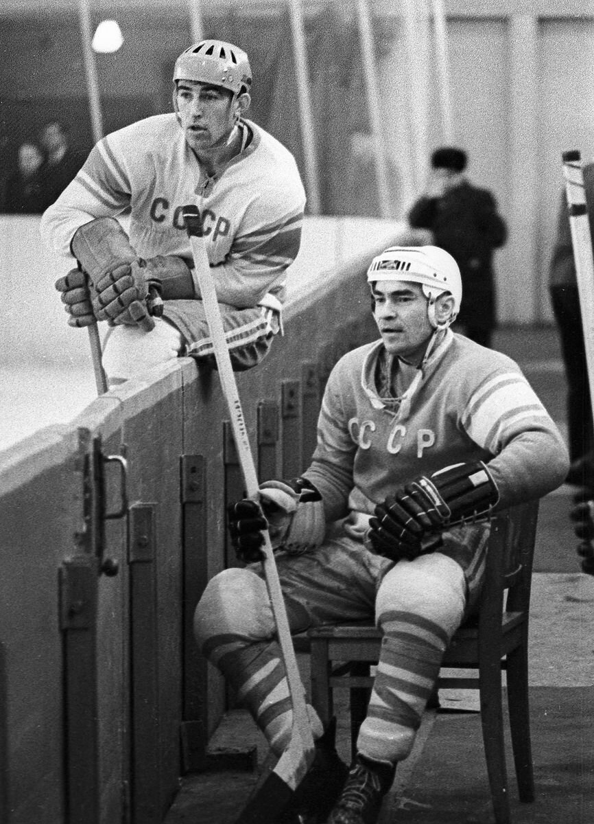 Сидит Виктор Якушев. Фактически, он и есть Локомотив-Москва в хоккее. Фото ТАСС  