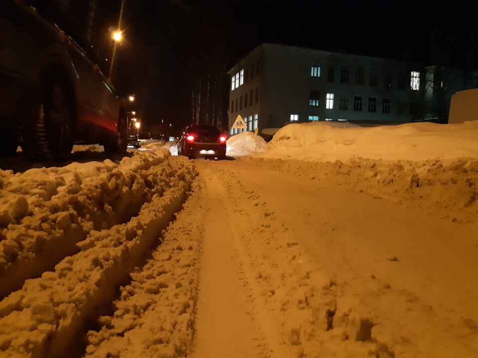 Колея утоптанная днищем легковушек.