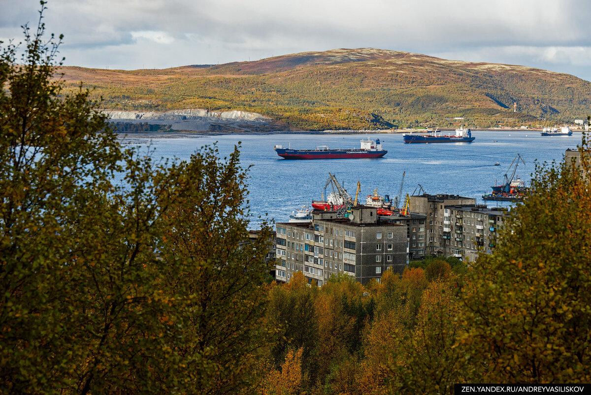 Мурманск - красивый город. Прямо под окнами - сопки и корабли
