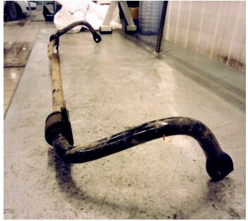 Выпускается с 2014 года. Сын, брат или сват Fabia II. Здесь наконец-то избавились от электрогидроусилителя руля в пользу полностью электрического. Не так, как на Octavia, на рулевой рейке, а на валу за рулевым колесом. Но для водителя это не имеет значения, рулится машина хорошо. Моторы ставили в основном атмосферный 1.6 MPI CFNA и турбированный 1.4 TSI CAXA, после 2016 года им на смену пришли CWVA и CZSA соответственно. Из коробок передач – механика и гидравлическая АКПП. Машина свежая, добрая, болячек по ней совсем не много: Часто владельцы Rapid жалуются, что СКРИПИТ ПЕРЕДНЯЯ ПОДВЕСКА. Мы провели спектральный анализ и выявили дефект – скрип исходит от стабилизатора поперечной устойчивости в местах крепления его к кузову. Для возможности перемещения он закреплён через резиновые втулки. По началу меняли эти резиновые изделия, но машины возвращались с той же проблемой. Кардинально решала проблему замена самого стабилизатора. Как лечить: эконом-вариант – замена только резиновых втулок переднего стабилизатора. Но ненадолго. Правильное решение – замена стабилизатора. НЕ РАБОТАЕТ БЛИЖНИЙ СВЕТ. И ПЕЧКА. И ОБОГРЕВ СИДЕНИЙ. Если собрать все эти неприятности в одну кучу, можно заметить закономерность – все эти потребители электричества должны отключаться при вращении стартера. Дабы большой мощностью своей не забирать ток у аккумуляторной батареи. Питание этих потребителей идёт с так называемой клеммы Х. Но при работающем двигателе она должна работать! Но выясняется, что командана включение клеммы Х не приходит. Кто виноват? Замок зажигания. Точнее электронная его часть, что стоит с левой стороны рулевой колонки.