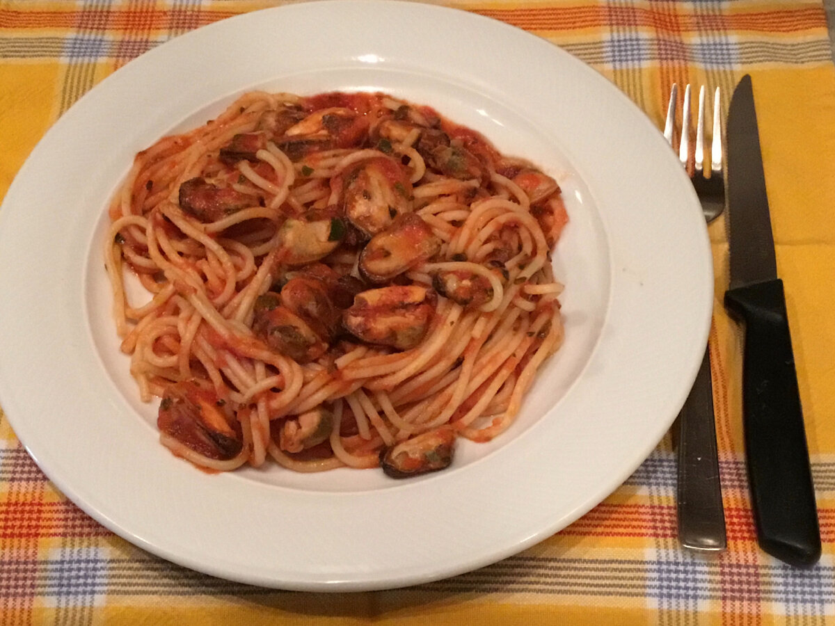 Почти все  итальянские повара считают излишним добавлять сыр в макароны с рыбой или морепродуктами и я с ними солидарна.