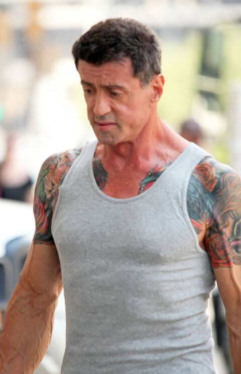 Старый Сталлоне, как пример, как могут выглядеть старики. Суставы у него в порядке)