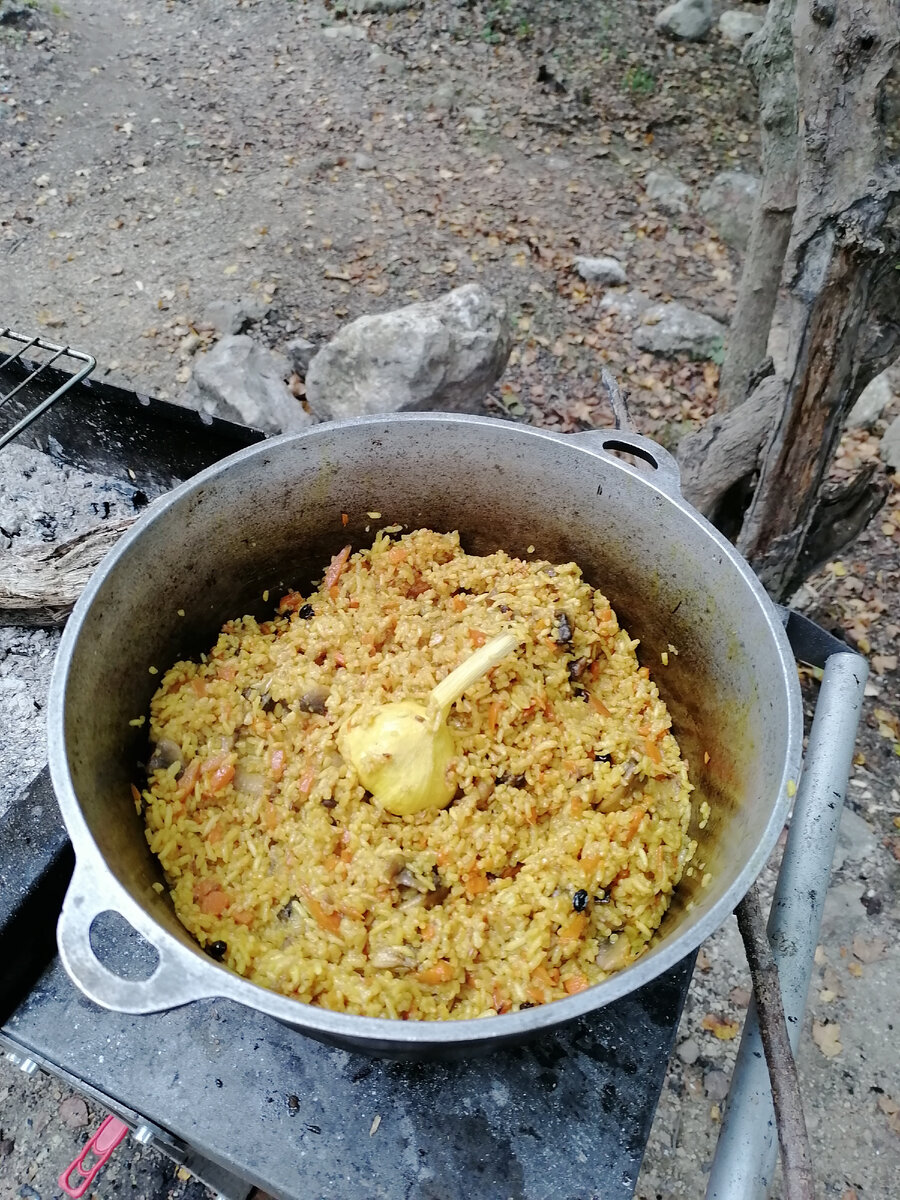 
Для того чтобы приготовить плов нам понадобиться: 600 грамм риса, 2 больших луковицы, головка чеснока, 2 средних морковки, 200 мл растительного масла, барбарис, зира, куркума, соль, вода и походный котелок 🍯.
﻿
