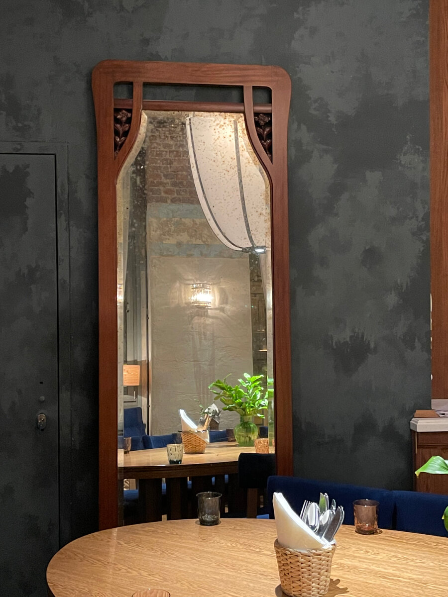 Такие зеркала не в каждом доме нужны, а заведения часто ищут подобные для интерьера. Пример зеркала из ресторана Social club.