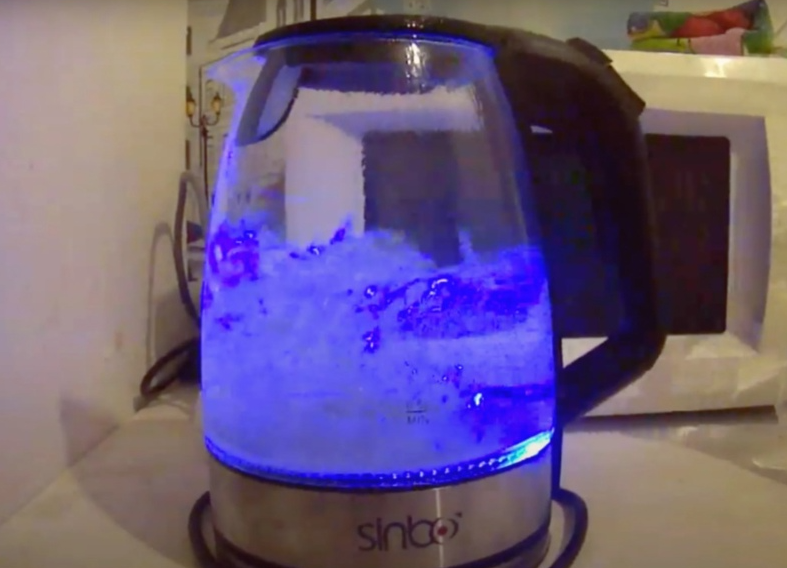 Белый осадок после кипячения. Почему вода белая после кипячения. Почему вода белая после кипячения. Осадок в кипяченой воде. Проба на кипячение молока.