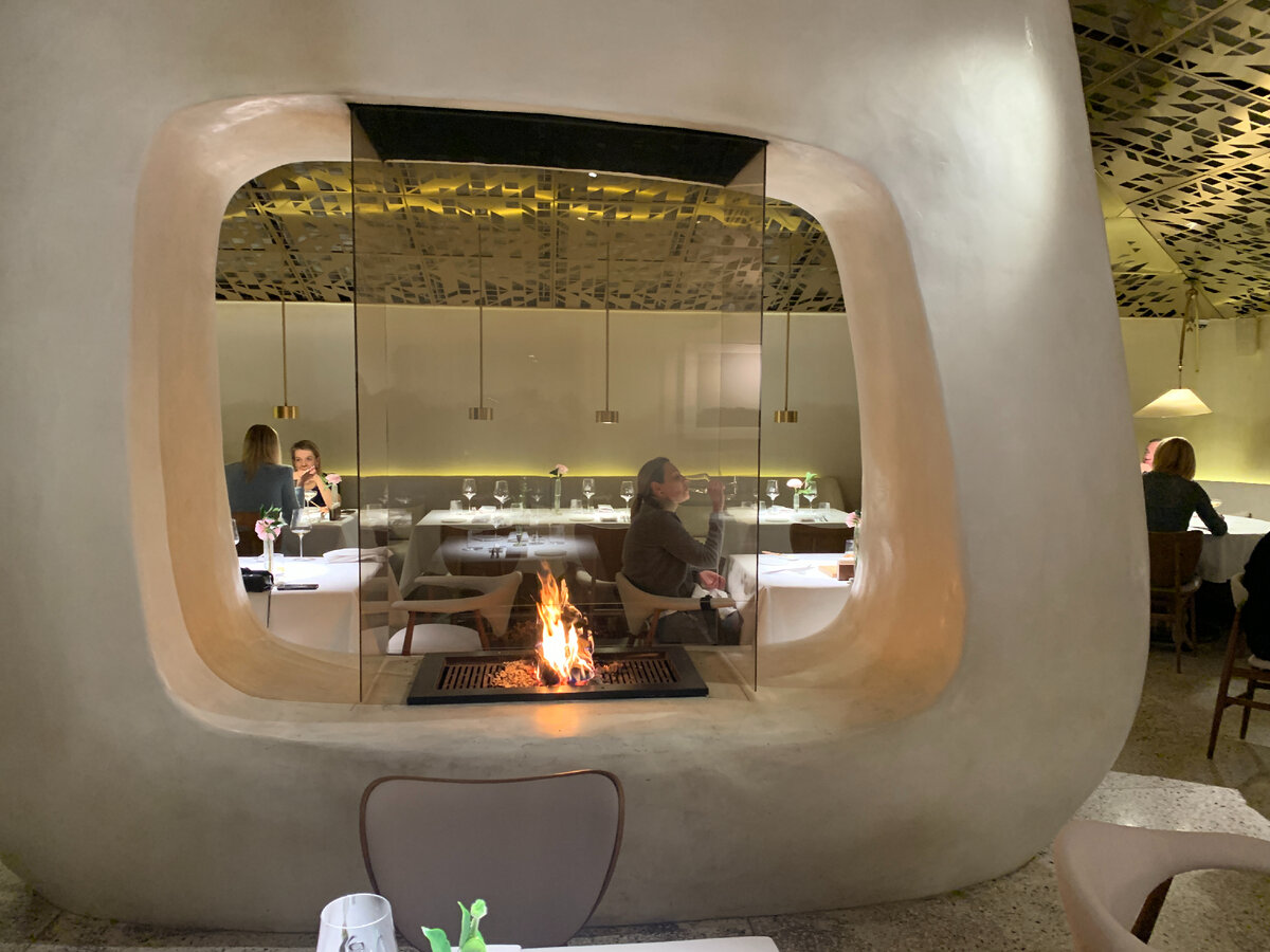 Каминный зал на втором этаже