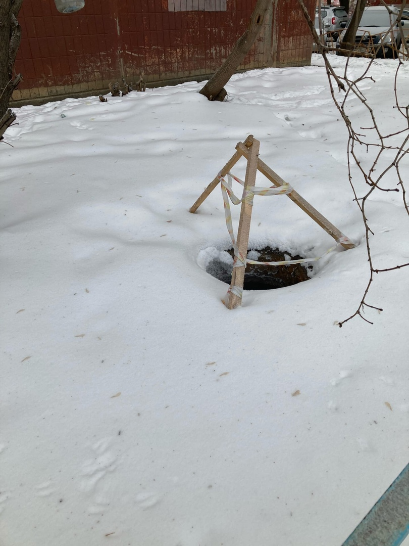 Коммунальщики не закрывают колодцы месяцами: улица Университетская набережная, 36-А