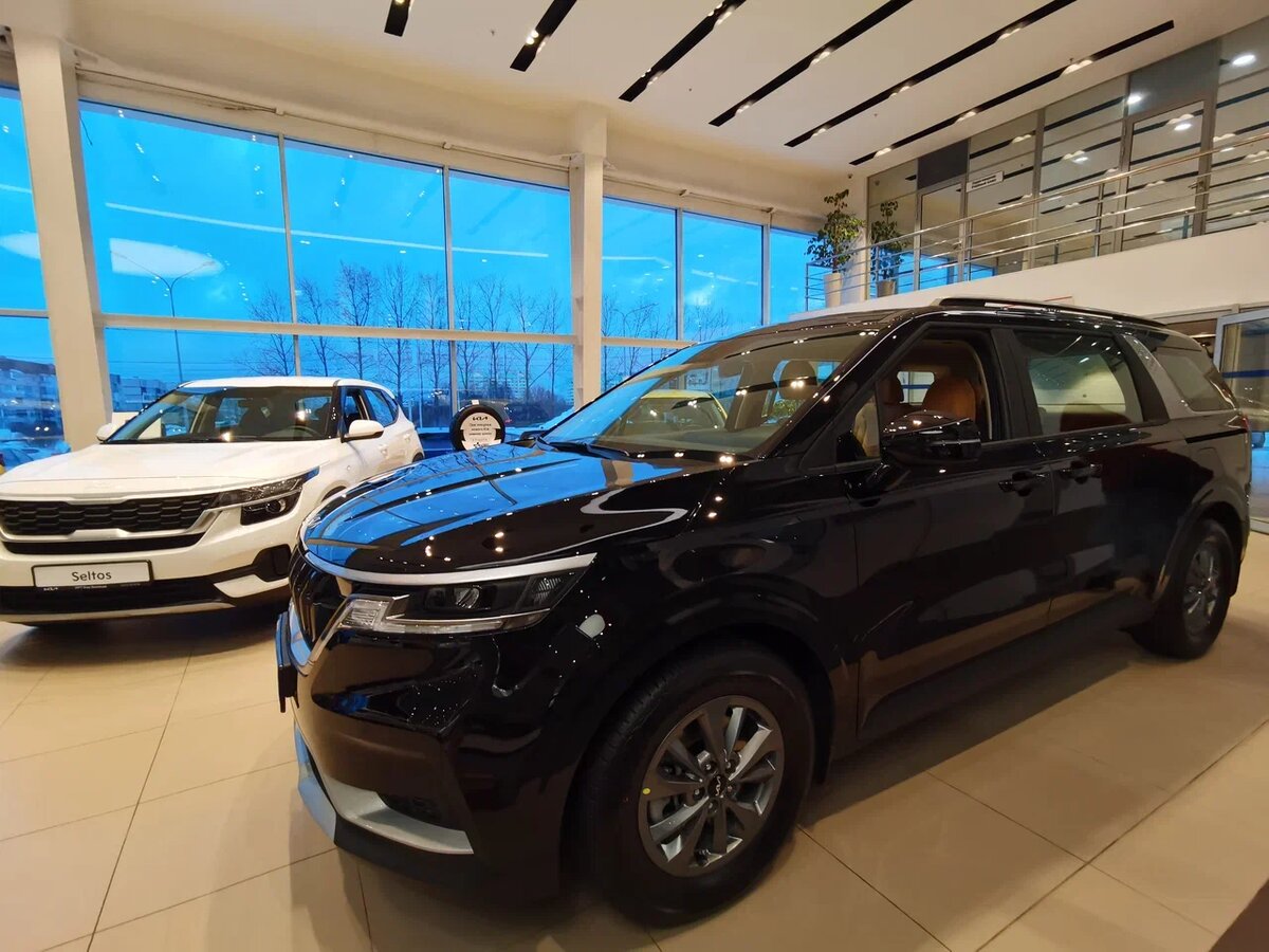 Это Kia Carnival - минивэн. Классный, но дорогой и огромный. На наши дачи не проедет. Да и по деньгам - кусается!