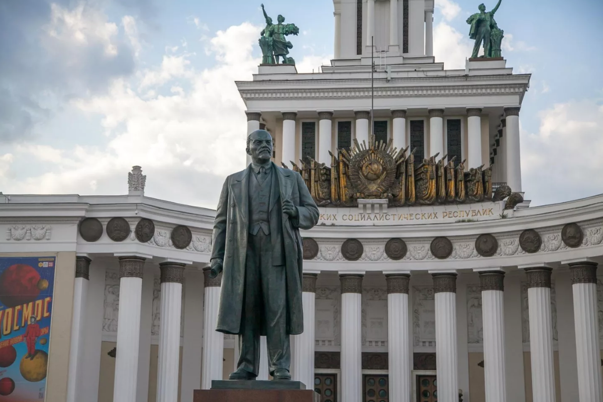 Огромный памятник в москве. Памятник Ленину на ВДНХ. ВДНХ Ленин. Памятник в. и. Ленину у павильона № 1 ("Центральный") на ВДНХ В Москве.. Памятники на ВДНХ В Москве.