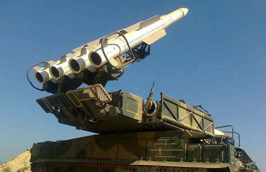 Байрактары обычно упоминают в связке с российским ЗРПК "Панцирь-1С", который стал его "медийным" противников. Но самым надежным средством против опасных турецких БПЛА являются Буки. Да, это недешево, но БПЛА способен нанести ещё более серьезный ущерб. Фото сирийское агенство САНА