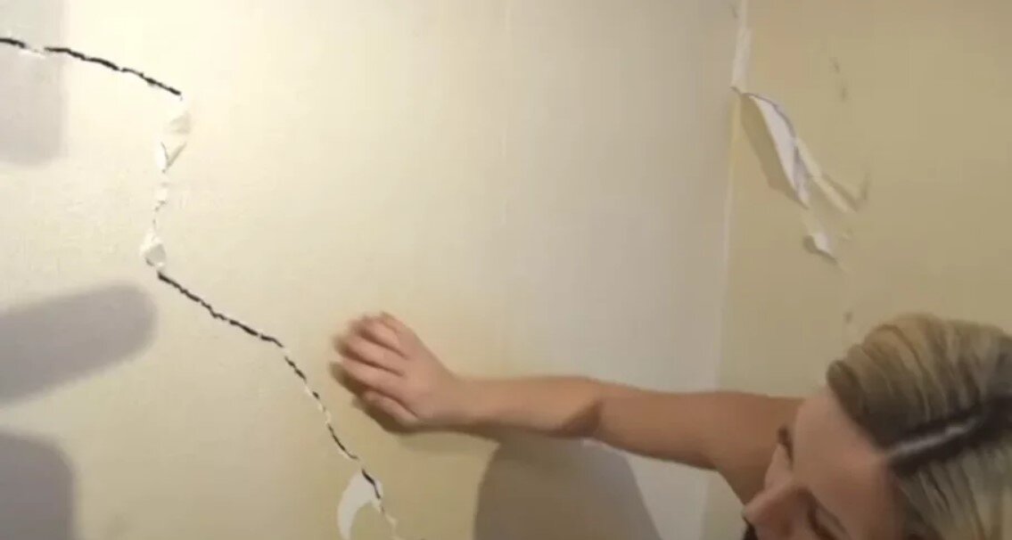Трещины в новостройке. Трещины на штукатурке. Трещина в стене квартиры. Трещина под обоями. Щели в новостройке.