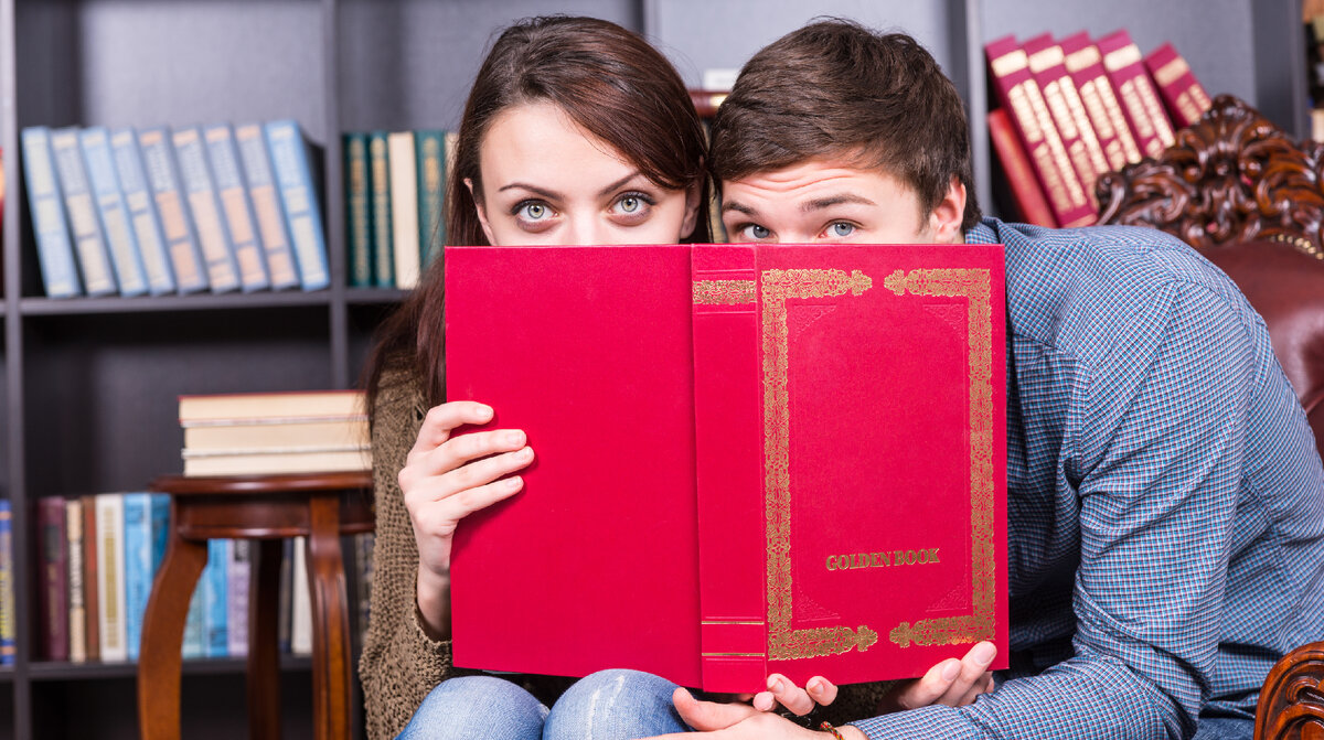 Книги на полке. Полка для книг. 15 лет роману «сумерки» стефани майер. Обложки книг сибириада. Современные книги.