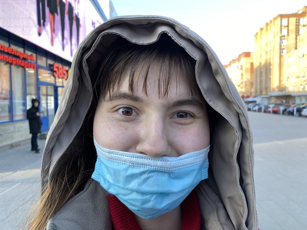 - Ношу маску, чтобы не заболеть. Хоть и отменили режим, но по привычке продолжаю это делать. Каждому свое, лично я не могу отвыкнуть. Я не любительница платить всякие штрафы. Хочу просто спокойно идти по дороге, никого не беспокоя.