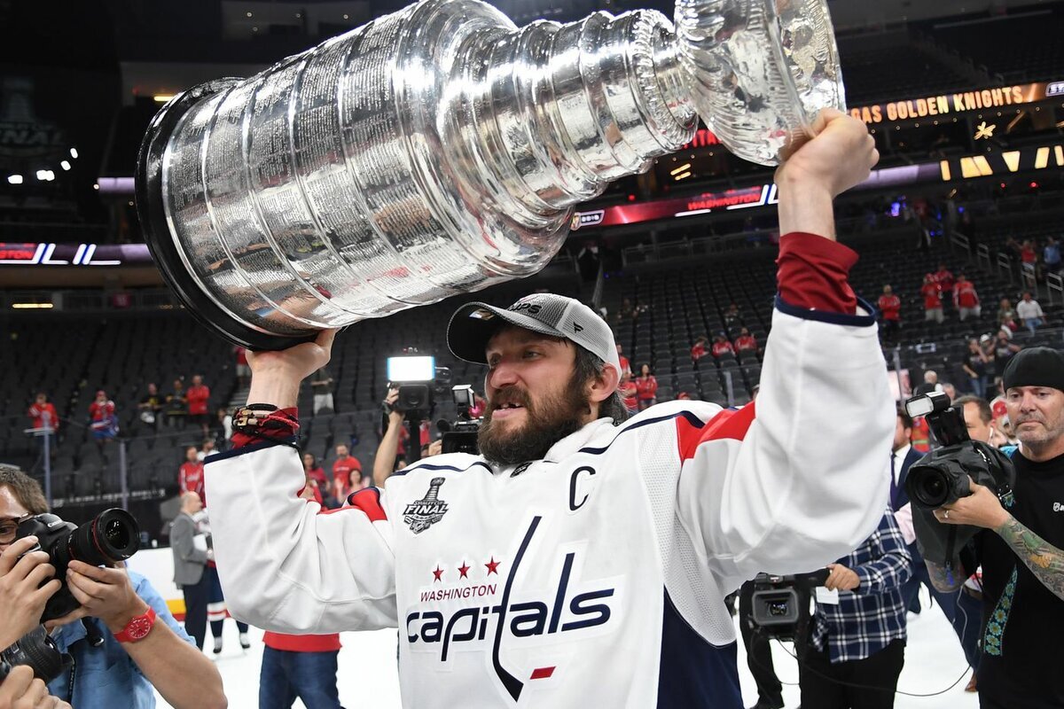Александр Овечкин держит в своих руках главный трофей НХЛ - "Кубок Стенли".