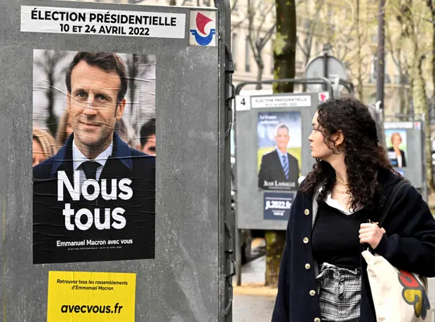 Предвыборный плакат президента Франции и La République En Marche! (LREM) кандидат от партии Эммануэль Макрон в Париже. Фотография: Эммануэль Дюнан/AFP/Getty Images .
