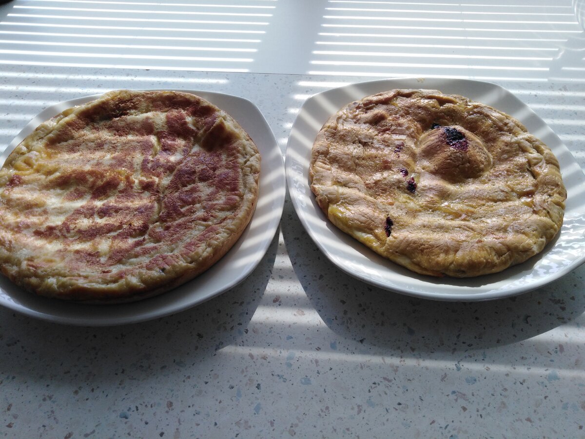 Здравствуйте друзья!                                                                                                  Сегодня мы с вами приготовим очень вкусный и ароматный пирог с начинкой из замороженной черники. Для теста нам потребуется;                                                            1 Сливочное масло-100 гр                                                                                     2.Сыворотка -250 мл.                                                                                             3.Мука-400 г.                                                                                                                  4.Сода -1 ч.л.                                                                                                                5.Сахарный песок -50-100 г(по вкусу)