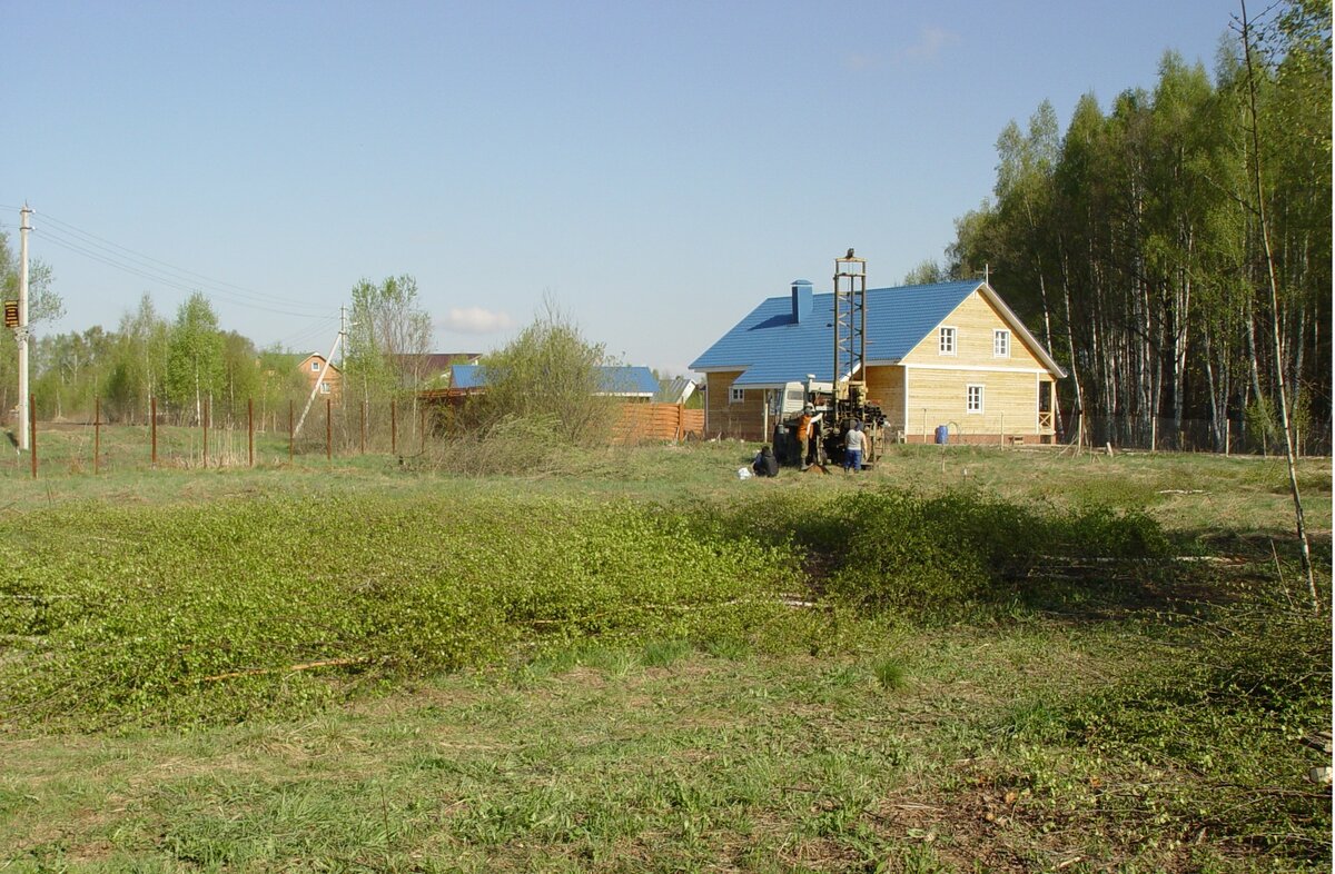Бурим скважину для определения геологического состояния участка.