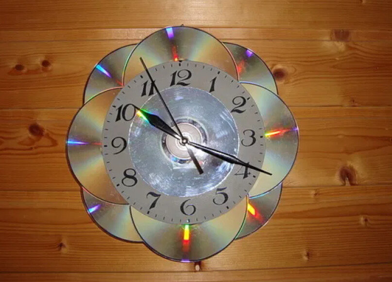 Часы из СД дисков своими руками за 5 минут | Hot melt adhesive, Diy projects, Old cds