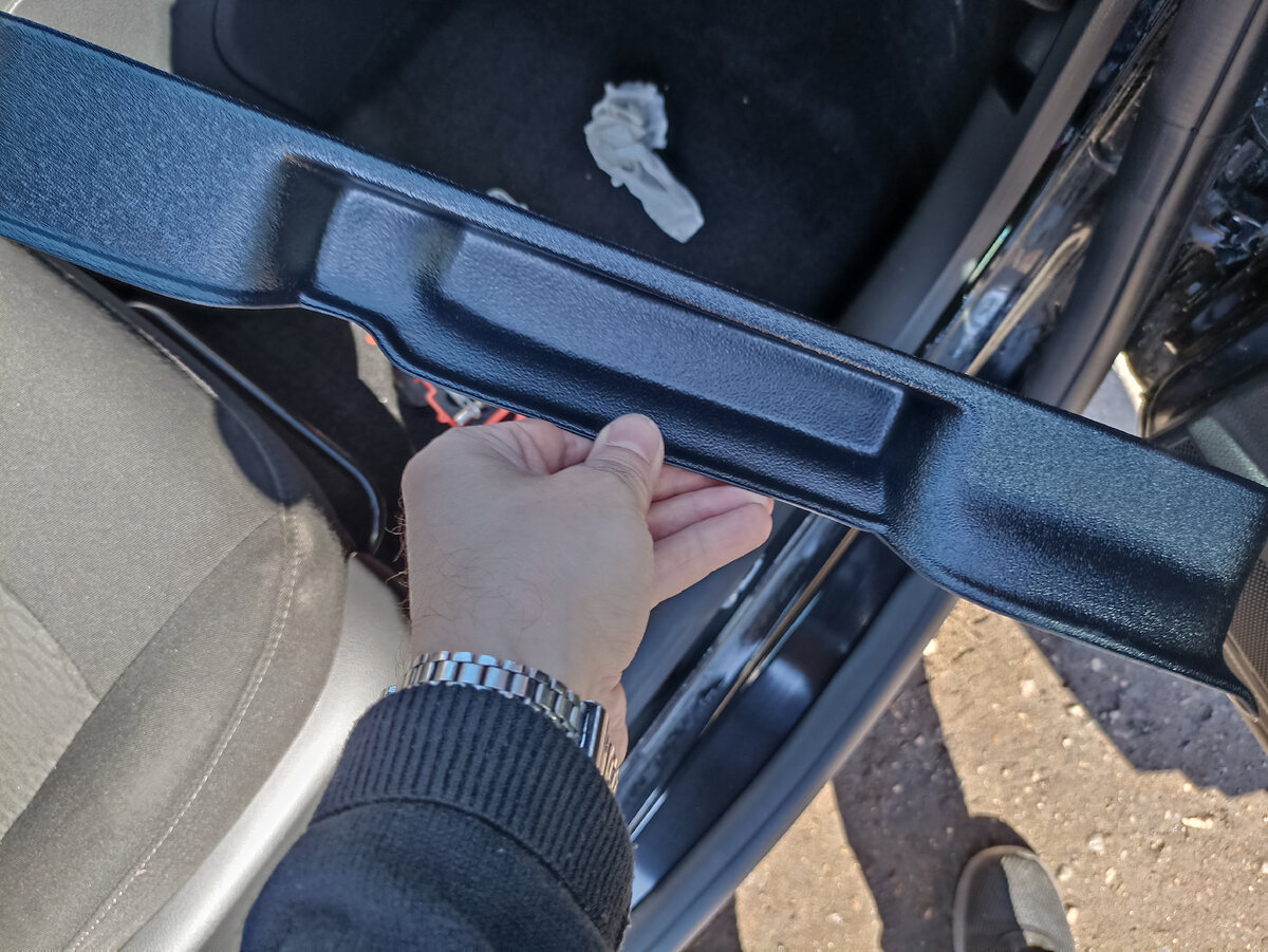 Пластиковый карман, схожий по структуре с пластиком салона.