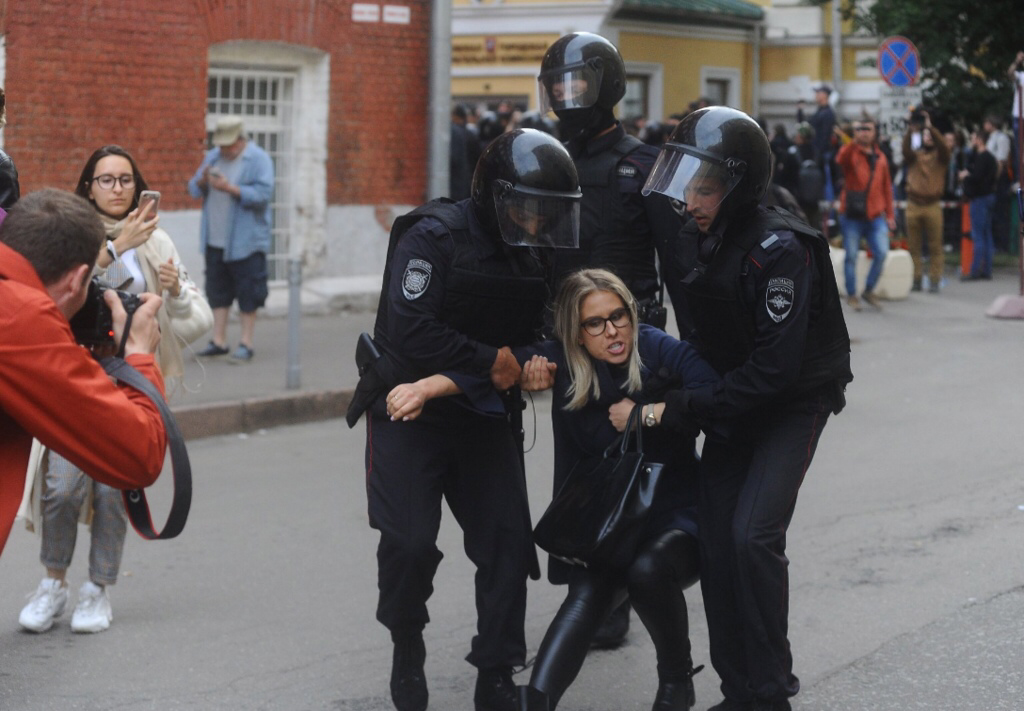 Российский политик Любовь Соболь в руках омоновцев на митинге. Оппозиция России в одном фото. 