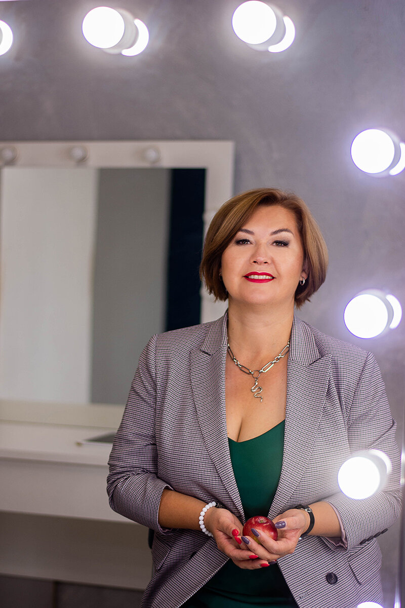 
Начав проводить сессии бизнес-коучинга, я часто ловила себя на мысли, как же мне это знакомо…
Если вы в продажах, то легко меня поймёте.
Хороший продавец использует схожие техники и задаёт схожие вопросы.
Помните технику СПИН? 
Первые два типа вопросов как раз для коучинга. 
КОУЧ задаёт открытые вопросы, он использует технику активного слушания, он избегает закрытых, обвиняющих и наводящих вопросов. Он, задавая вопросы, создаёт ВИДЕНИЕ БУДУЩЕГО (потребности и конечную цель клиента).
И наконец КОУЧ испытывает настоящее удовлетворение, когда КОУЧИ (клиент) выходит с сессии с горящими глазами. Так же как в продажах, когда клиент использует сервис и наслаждается им.

Интересно попробовать?