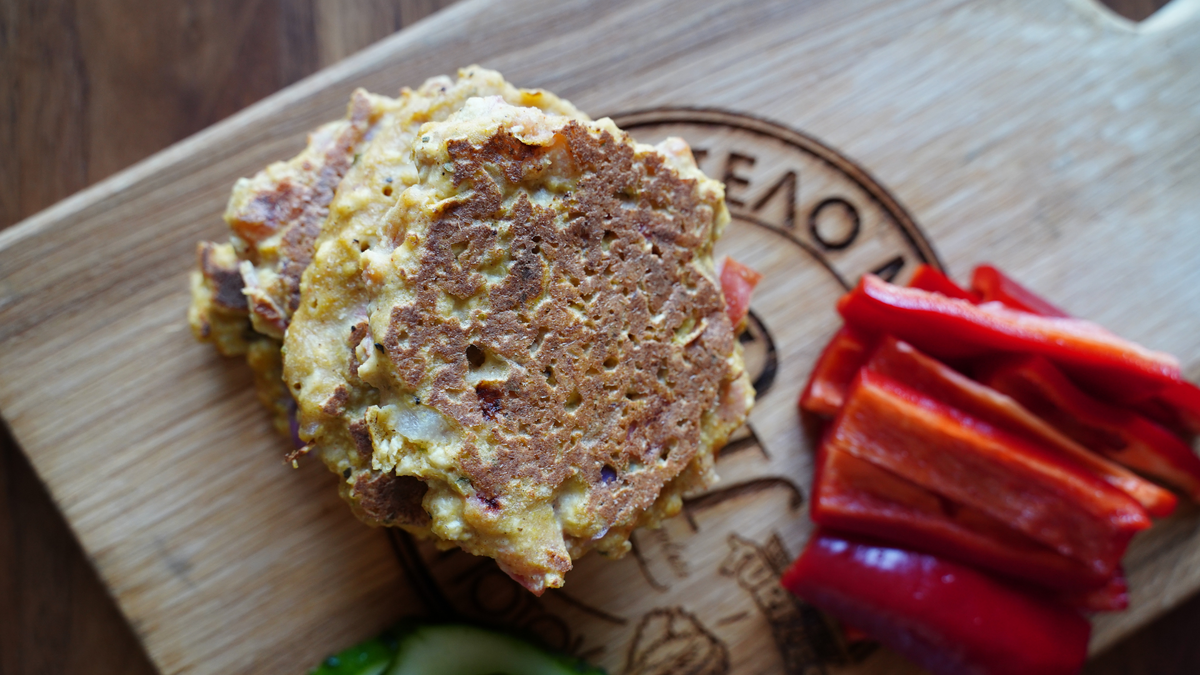 Подавать со свежими овощами и зеленью 🥒🥬 или пастой из семян тыквы.